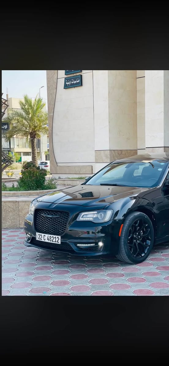 السلام عليكم كرايسلر للبيع 
موديل 2016 S اصل كندية 
سيارة جاهزة للاخير حدادية شرط 
كير محرك بشرط 
تبريد ثلج كلة وكالة 
السيارة بيهه نص باب خلفي صبغ وكلير بلبنيد 
وجاملغ مفتوح امامي ايمن شواصي لغود مكفوله 
سيارة جديدة وجاهزة بمعنى الكلمة 
السعر 210 وبيهه مجال بسيط 

للاستفسار ***********فقط واتساب
