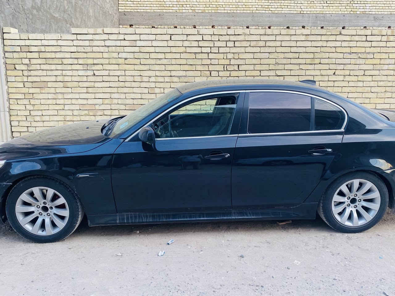 525 ميماتي موديل 2007 محرك 2500 كير ثلاث وضعيات 
لون اسود بس نقوصات بسيطة 
السيارة بيها بارد جاملغ امامي وبارد خلفي ابيع حزام 
السيارة باسمي تريد تحويل تريد وكالة 
مشروع وطني رقمها مكانها بابل السيارة 
السعر والتفاصيل خاص 
***********
