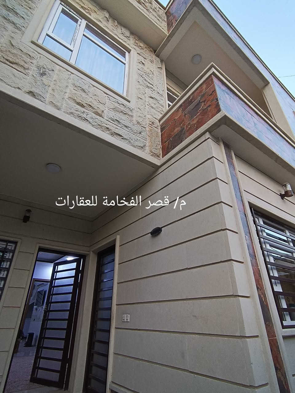 #عروض مكتب قصر الفخامة للعقارات 
دار للبيع للبيع 
الموقع / حي الاعلام قرب دانية ماركت 
مساحة / 157م واجهة 7م 
طابقين 
ط1 غرفتين نوم وهول واستقبال ومطبخ وصحيات وكراج 
ط2 ثلاثة غرف نوم وصحيات والسطح كاشي 
سند طابو الزهور 
للاستفسار عن السعر الاتصال 
***********
***********
عنوان المكتب حي النور سايدين دانية ماركت بعد ملعب كلاسيكو
