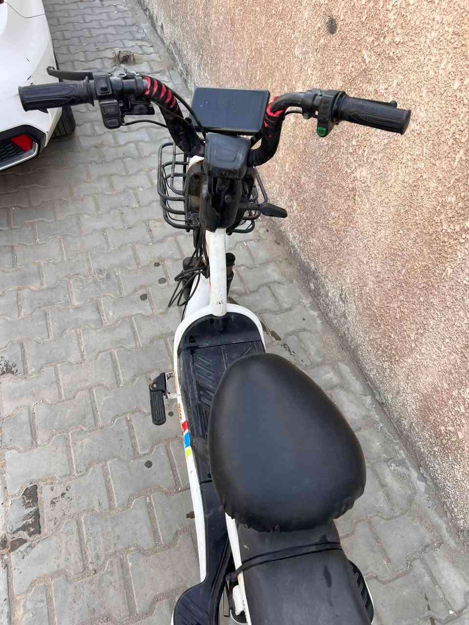 السلام عليكم دراجه شحن نظافه 80% باتريات 5 جديده صار شهر من شادهن التاريخ مال باتري. 2026 المشكله ماشه بيه كسر ابيع على وضعه السعر 300 وبي مجال بسيط 
العنوان الاعظميه مقبره الملك 
***********
