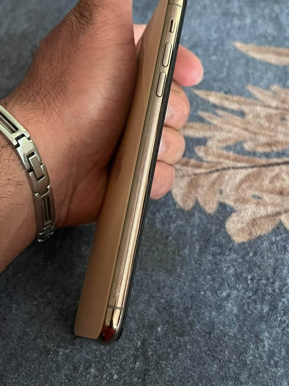 سلام عليكم iPhone 11 Pro ‏الجهاز كلش نظيف ‏فقط بفطر بالظهر 
سعره ٢٢٥
***********
