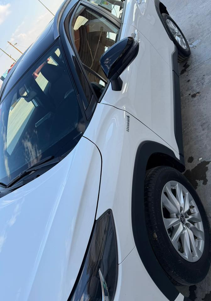 تويوتا كورلا كروس 2024
هايبرد
وكالة ساز فرع بغداد ام الضمان.. 
السيارة وكالة شرط فحص رقم الشاصي علماً ان السيارة دبل كود لكون السيارة (تو كلر)
رقم جديد وهزةجديدةلغاية2027
( مكفولة من الدعامية للدعامية ) 

المواصفات : 

⭕️ تو كلر السيارة لونين ( القمارة والتكم اسود ) 

⭕️ داخل احمر بلادي وليس عمل

⭕️ لدات نهارية + اضاءة زينون للعالي والناصي 

⭕️ حساس خلفي +4كامرة دوارة

⭕️ فتحة سقف +رادارات

⭕️ قطعتين تبريد  

⭕️ جام اوتو صعود ونزول 

⭕️ شاحن لاسلكي 

⭕️ حامل اكواب للمقاعد الخلفية مع مسند وسطي 

⭕️ مدخل USB + Type C 

⭕️ 5 ويل كب 

⭕️ مري شفط مع اشاير بالمري 

⭕️ تحكم ستيرن جهتين 

⭕️ بروجكترات 

السيارة مكفولة كفالة عامة
وماشية15 كيلو متر 

سعر السيارة 230 ورقة
وبيها مجال بسيط حگ الجية..
الرقم        ***********
