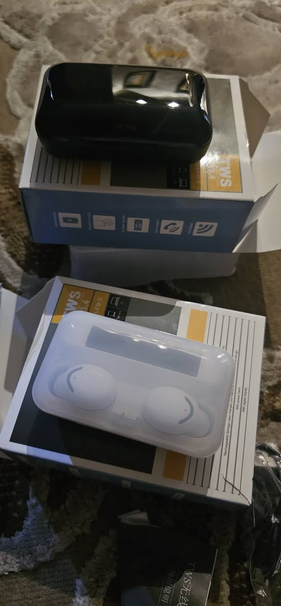 هذا المنتج عبارة عن سماعات أذن لاسلكية (TWS) تأتي مع علبة شحن تعمل أيضًا كباور بانك لشحن هاتفك.
السعر ٧ واتساب ***********
