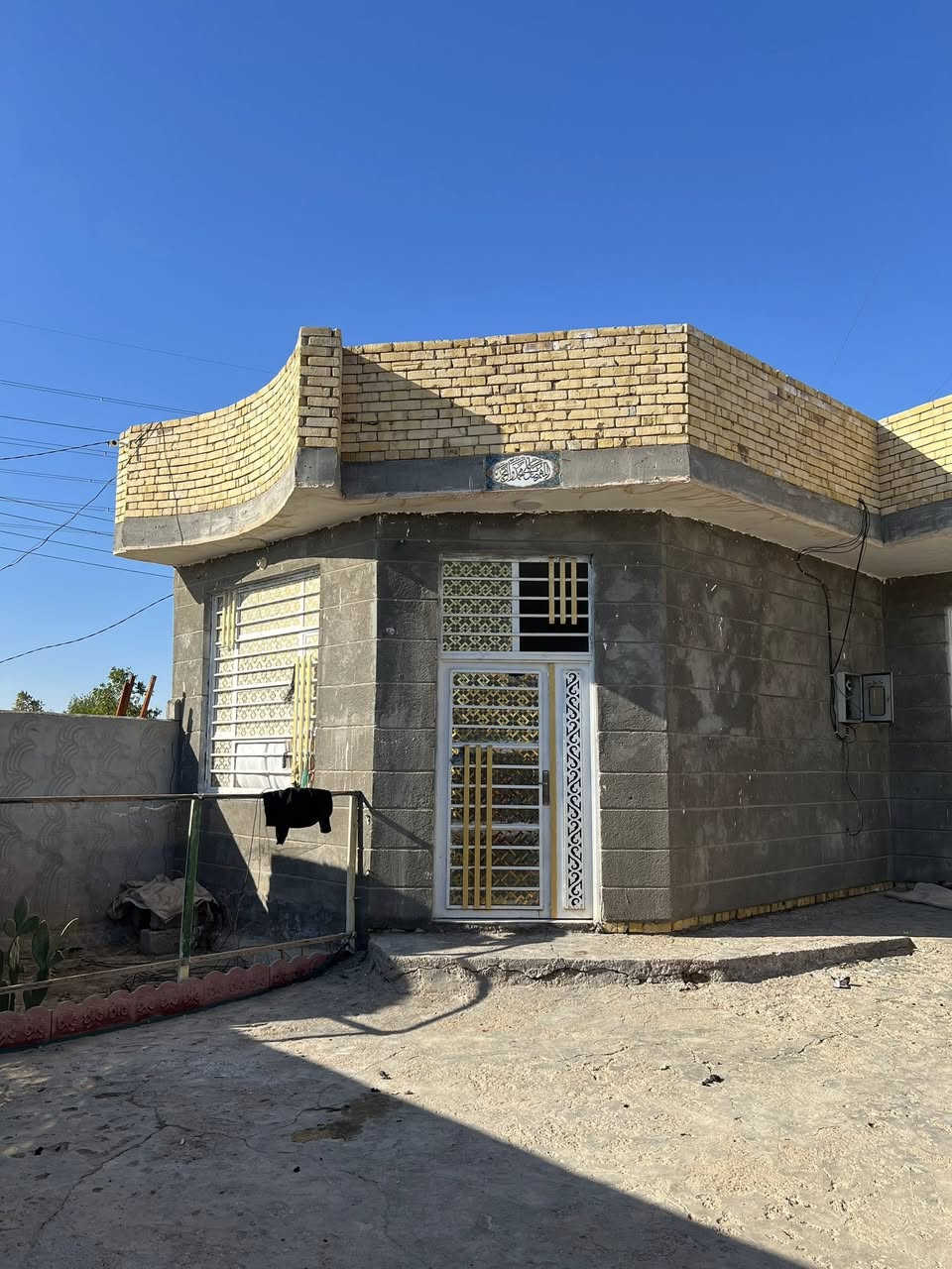 دونم قرب طاقة الكهرباء المتنقله مشروع الـ حاتم
يتكون من 3 بيوت .-بيت الأول 400 متر المساحه يتكون من ثلاث غرف وصاله الاستقبال 14 متر 
بيت جاهز 
وبيت الثاني 150 متر مساحه وبيت الثالث 100 متر
***********
