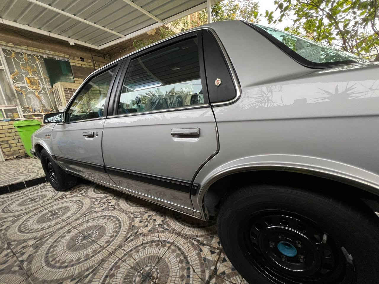 سلام عليكم 
سياره اولدز موبيل للبيع 
موديل 1990
السياره بلاد بلاد بلاد مثل ما واضح بل صور 
كبات الشركه ما مفتوحه بل كارتون بعدها 
مع صندوك الشركه الاخضر للمواد الاحتياطيه

السياره جاهزه مجهزه 
مكينه  و كير مكفول 
كهربائيات
تبريد تدفئه فول 
داخل السياره كله نضيف 

رقم بغداد 
تحويل مباشر 
 والسياره صبغ عام للجماليه فقط

‏‪***********‬‏
