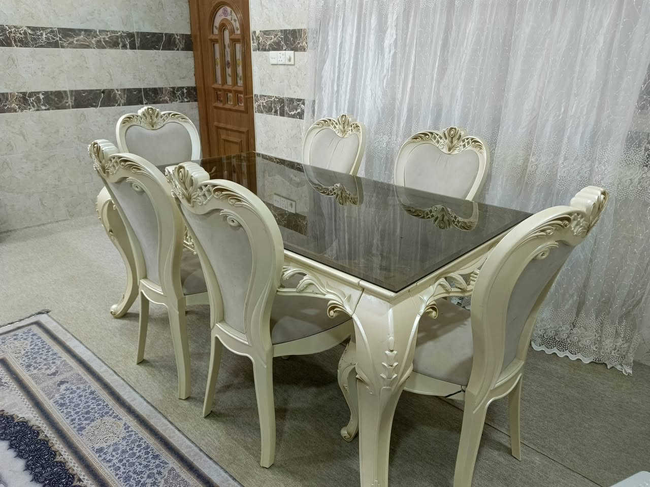 ئه م میز طعامه بو فروشتن نرخی ۲۰۰ هه زار ***********
