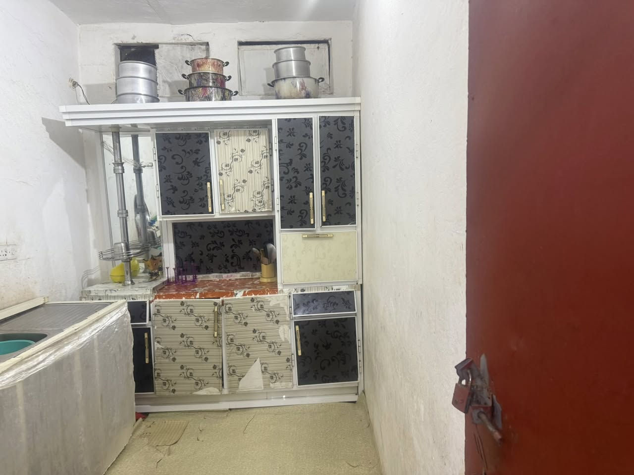 بيت زراعي للبيع مساحه 120 بخنيطله موقع مميز قرب الكراج وشركه الغاز ثالث بيت عن شارع الرئيسي يحتوي ع غرفه وصاله ومطبخ وديوانيه وساحه وسعره مناسب  38 وبي  مجال 

‭٠٧٨٧ ١٢٠ ٦٢٧١‬
