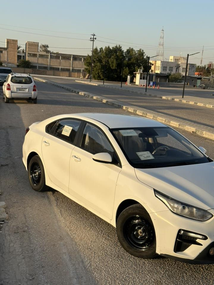 سلام عليكم ورحمة الله وبركاته 
للبيع 
كيا سيراتوا موديل 2020 
لون ابيض صدفي 
السيارة حلوة وجديدة وماعايزة شي 
داخل بيجي 
محرك 1600 
مكاني بالنجف 
***********
