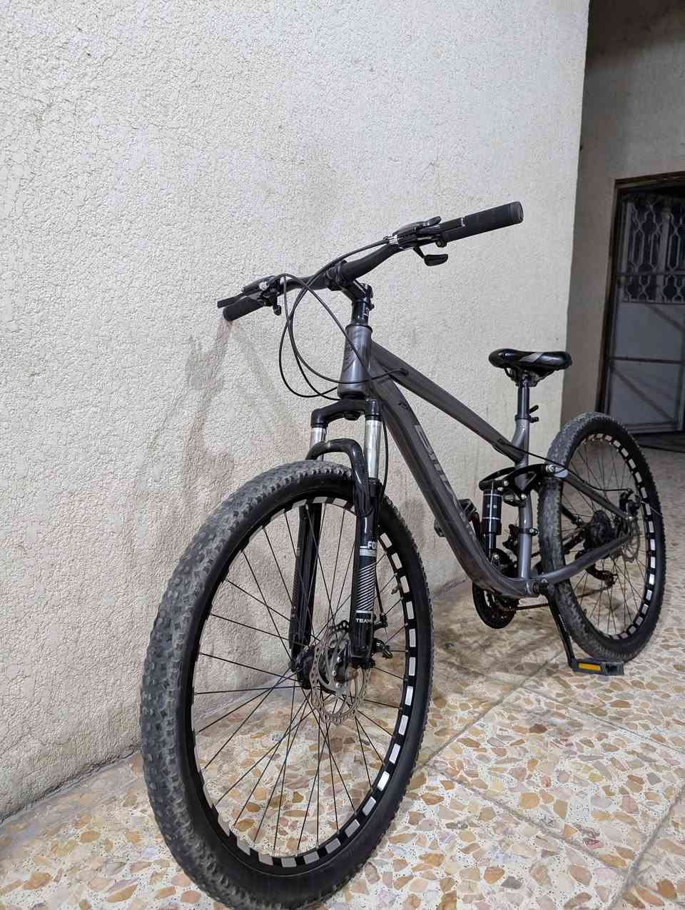 السلام عليكم عيني بايسكل 
bmx gtr (pro)
المساعدات : دبل امامي وخلفي شغالات
السرعات : كير خلفي 7سرعات وكير امامي3سرعات كلهن شغالات من ماركه sun rise
 البريكات : بريك امامي وخلفي دسكات كلهن شغالات بس الامامي يحتاجله صيانه 
حاله البايسكل : نضيف كلش واستعمال خفيف 
الملحقات :حامل مطاره ومطاره حديد


**إذا كنت صاحب هذا الإعلان وتريد حذفه لأي سبب، رجاءا أرسل رسالة إلى الدعم الفني**