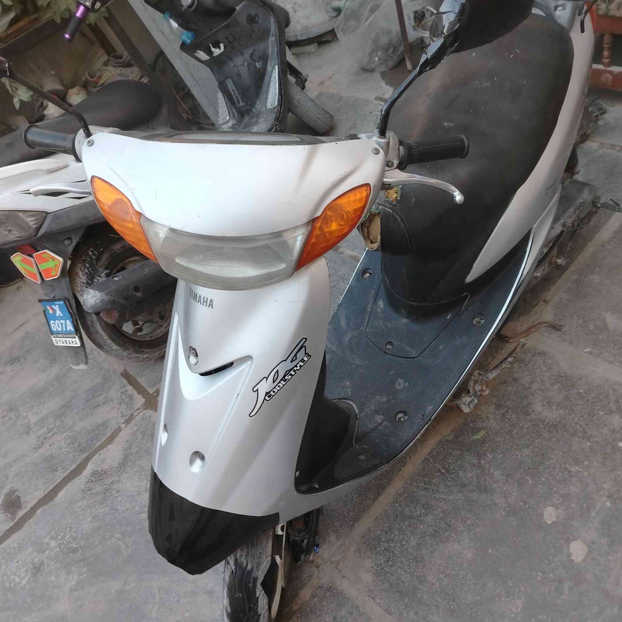 السلام عليكم عصفوريه 60 ام الريمونت شغاله دوسة هندر (السلف شغال بس بي جرخه ميشغلها من اخذتها هيج) 
بيها گلوب امامي لد ماخذه ب 30 الف 
الدراجه كامله تنگر وتطلع سويجين بيها و ريمونت شغال بس تشد قمجي كامل استان تعليگ وستان صفح كهربائي شغال. بيها ضربه كدامك ب الكفر الامامي مضيعها بلاصق.  اشاير عداد سرعه وكيلو متر وعداد بانزين شغالات 
سعرها 200 قفل قفل مكان بغداد مدينة الصدر قطاع 38
***********

بي واتساب
