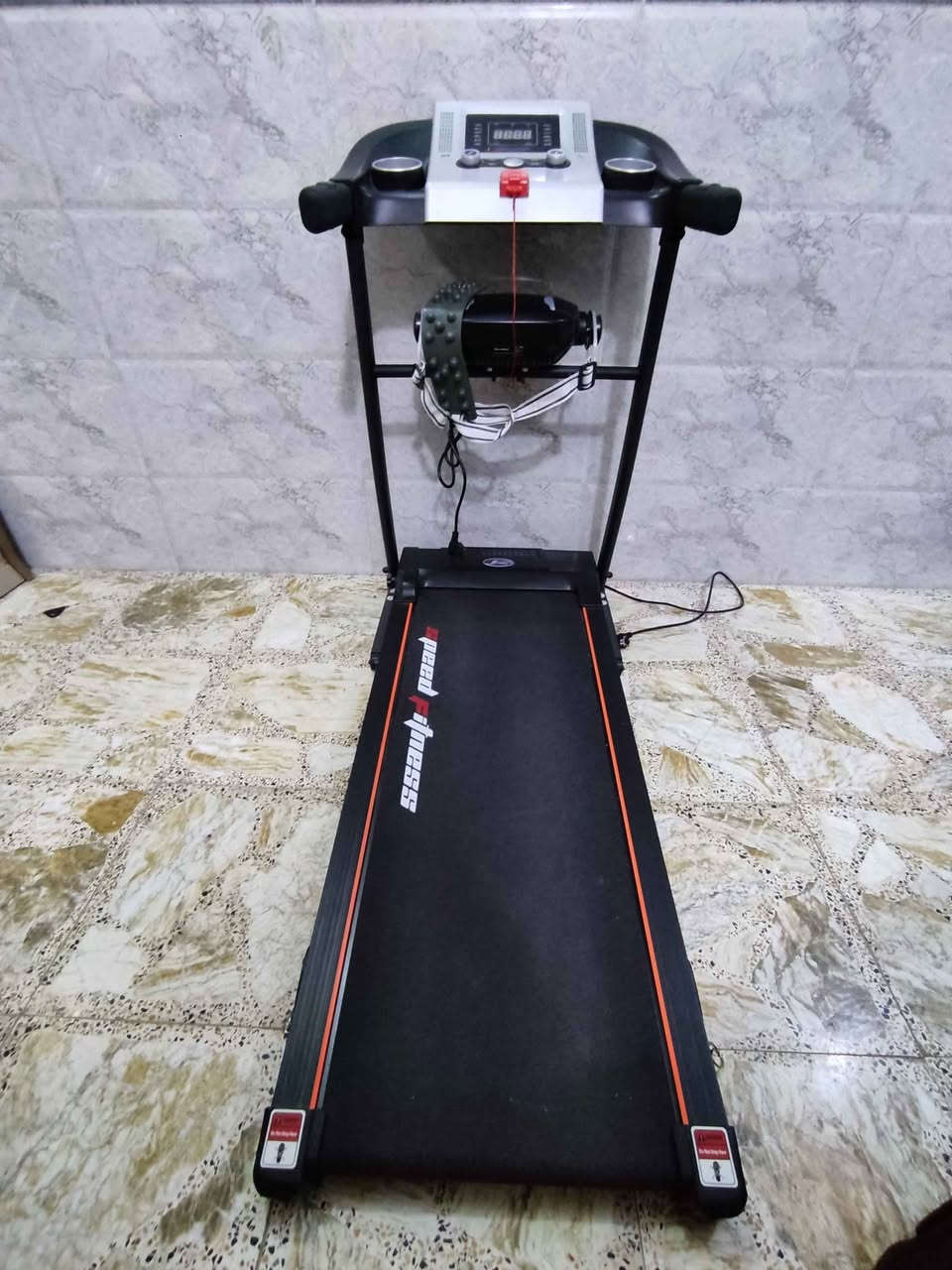 جهاز جري كهربائي 
جديد مستخدم مرة وحدة للفحص فقط 
تحمل وزن ١٥٠ كيلو 
ملحقات ، جهاز رجاج لتكسير شحوم البطن و الارداف مع حزام لنحت الخصر
كربلاء ، البوبيات
*********** كربلاء, العراق
