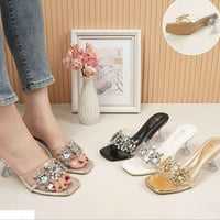 ملابس نسائي • احذية • تراكات