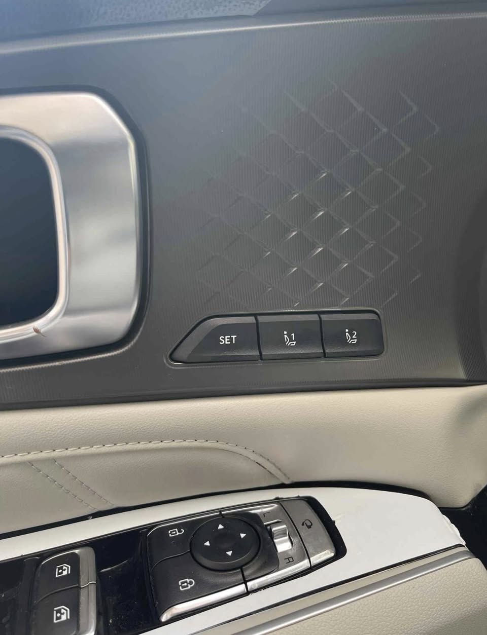 سورنتو 2025 فول اعلى فئه
عده البنراما   خمس 5 كامرات 

كشنات جلد خزن ميمري 

كشنات جلد تدفى تبريد 

تحكم رموت تقديم وترجيع 

توقف ذاتياً  سستم صوت 12 سماعه

دوسات جانبيه بلاد  8 ايرباك 

داتاشو  ويل 20 

6سلندر 3500

7راكب 

ماشيه 7 الف 

لبيع او مرواس *********** مكاني بصرة
