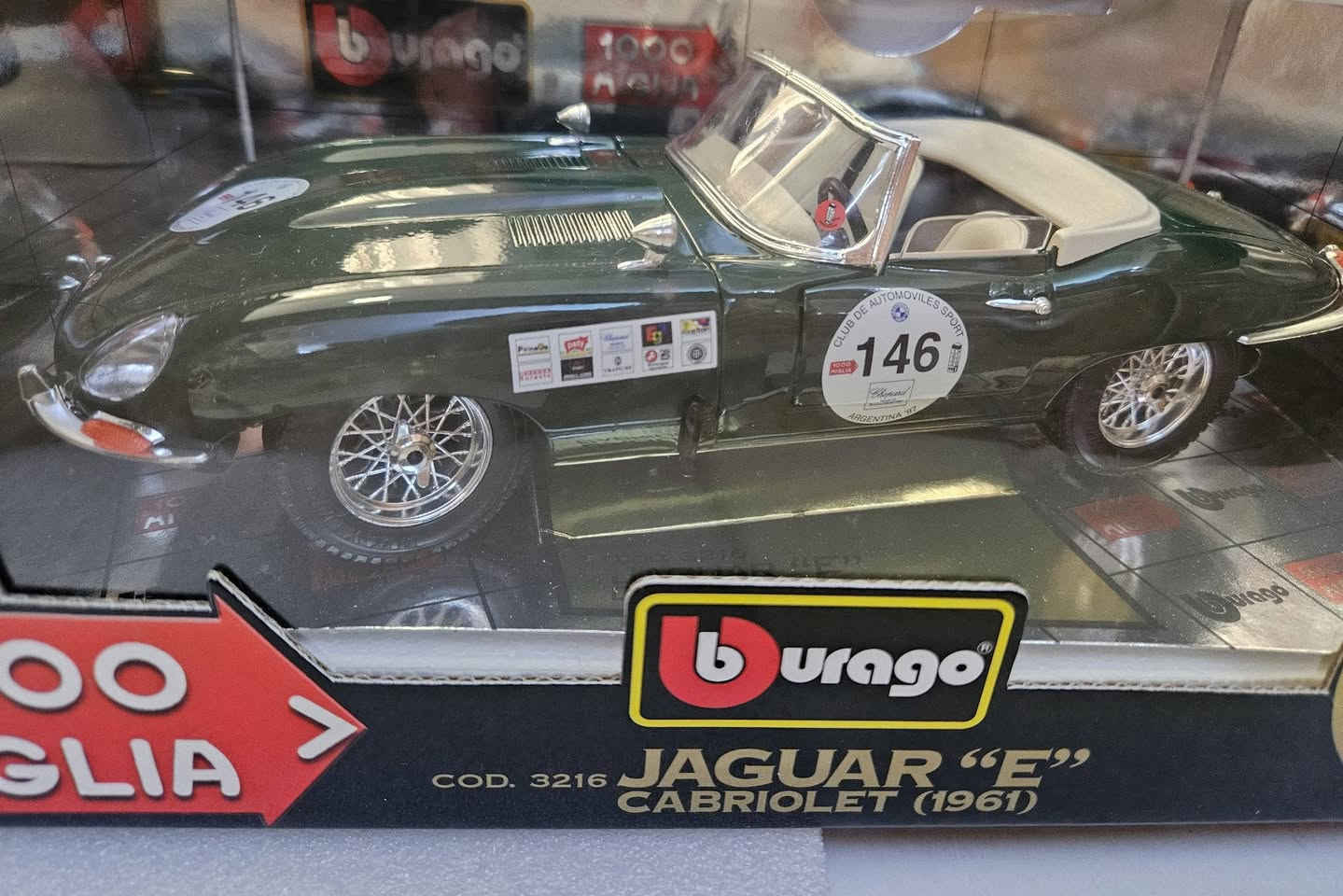 السلام عليكم 
مصغر سيارة معدني بمقياس 1/18 من طراز  جاكوار Jaguar E Type Cabriolet موديل عام 1961، تم تصنيعه بواسطة شركة Bburago.
النموذج يأتي باللون الأخضر ويتميز بتفاصيل دقيقة في التصميم الداخلي والخارجي، ومصنوع في إيطاليا.
يحتوي الصندوق على علامة تجارية 1000 Miglia
السعر ٧٥ الف


**إذا كنت صاحب هذا الإعلان وتريد حذفه لأي سبب، رجاءا أرسل رسالة إلى الدعم الفني**
