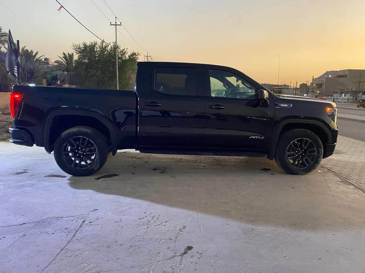 السلام عليكم 
جمسي سيرا AT4 موديل 2022 لون اسود فول 1/1 رقم دهوك دولي بسمي تحويل ثاني يوم 
السياره بيها سنويه تضليل 
ماشيه 40 الف 
السياره حيل جديده ماشاءالله وكلش حلوه 
وغنيه بلمواصفات معروفه الفول مواصفات والسياره كاز 
السياره بلجيس ومابيها كل نقص 
السعر 285 بيها مجال بسيط للشراي 
المكان بغداد الشعب 
الشراي يتصل بلرقم مباشر *********** بغداد, العراق
