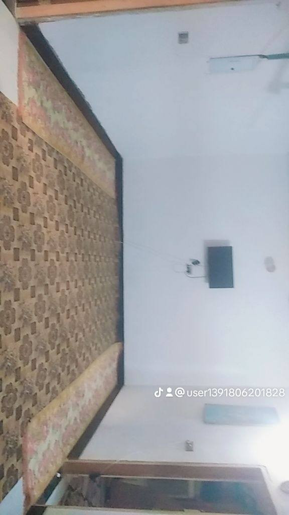 بيت للبيع المساحه 200 متكون من غرفتين وصاله ومطبخ واستقبال وحمام صحيات الموقع حي  بابل مهدي عاكول يم الطاقه الكهربائيه السعر خاص البيت كلش حلو ومرتب حتلو مراوس بيت الاستفسار عن الرقم ‏‪0788 705 5132‬‏
