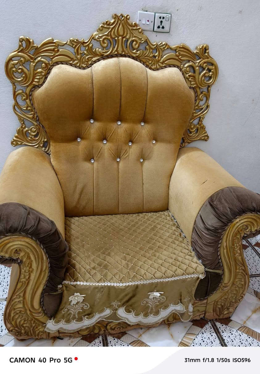 تخم سعره 250 بس يراد له رجلين***********
