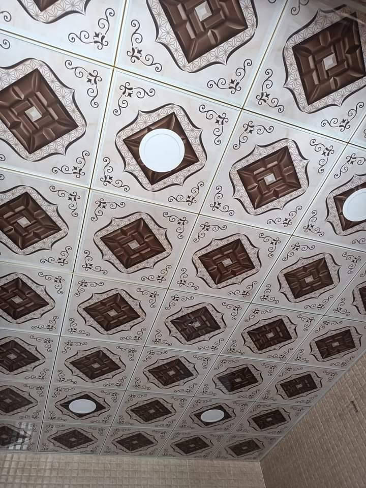 السلام عليكم 
خلفه سقوف ثانويه مع الكهربائيات أو بدون
والسعر مناسب 
***********
