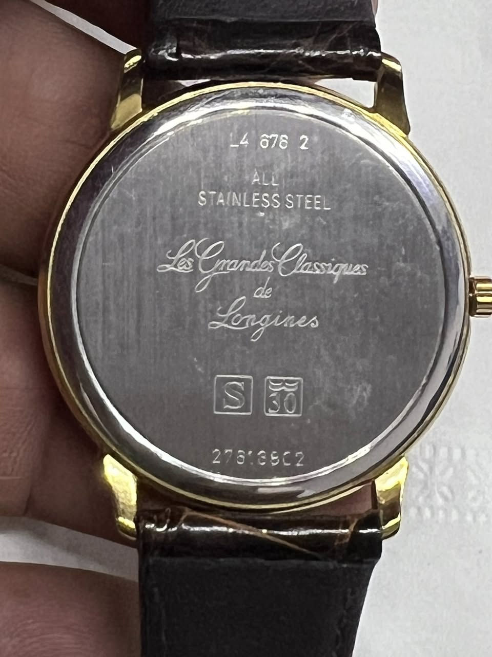 ساعه سويسري نوع لونجين كوارتز بطاريه قطر 34 ملم طلاء ذهب 18 نظافه تامه مع ستيكر الشركة للتواصل الاتصال على الرقم *********** يوجد توصيل كافة المحافظات

