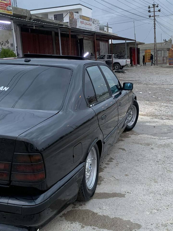 سڵاو هاوڕێیان 
1991 گێڕ عادی520 bmw بۆفرۆشتن 
ئاڕم پلاستیکی سلێمانی بەشەرتی ئاڕمو ئەوەلیات 
گێڕو مەکینەی بەشەرت مەکینەی تازە داگیراوە هەڵمی نییە 
ژێری تازە دامگرتوە کامل چرکه ی تیا نیە 
کامل بۆیاخێکی جوانم کردوە لەسەر ساقی 
کامل جوانکاریم بۆ کردوە  
کامل کارەبای مەزبوتە سڵایدە 
دەعامی پێشو پشتی ئێمە 
لایتو بەگلایتو بلاجکتۆری لۆکم بۆ بەستوە 
قرچێکی کەمی پێشی هەیەو تەواو بەشەرتی موسو بڕاوەو وەرگەڕان 
سەیارەکە زۆر جایزەو کەم مەسرەفە 
سیعری36گەڵاو کەمێک مەعمەلە 
شوێن هەڵەبجەی تازە شارەزور 
*********** 
ڤایبەری لەسەرە قیستو قەرزم نییە دار بنديهكان, السليمانية
