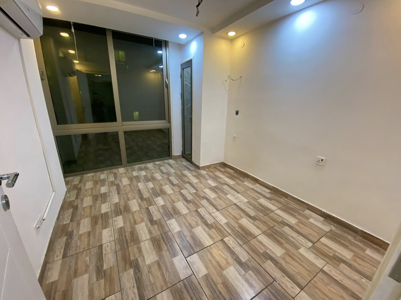 شقه للإيجار في أربيل
‏في مجمع سكني لايف تاورز
‏داخل مربع الذهبي 
‏شقة متوفر غرفتين وصالة فارغ
‏مساحتها 98 متر 
‏ طابق ثلاثة واجهة خارج
‏للاستفسار أكثر على ال WhatsApp 
***********
***********
