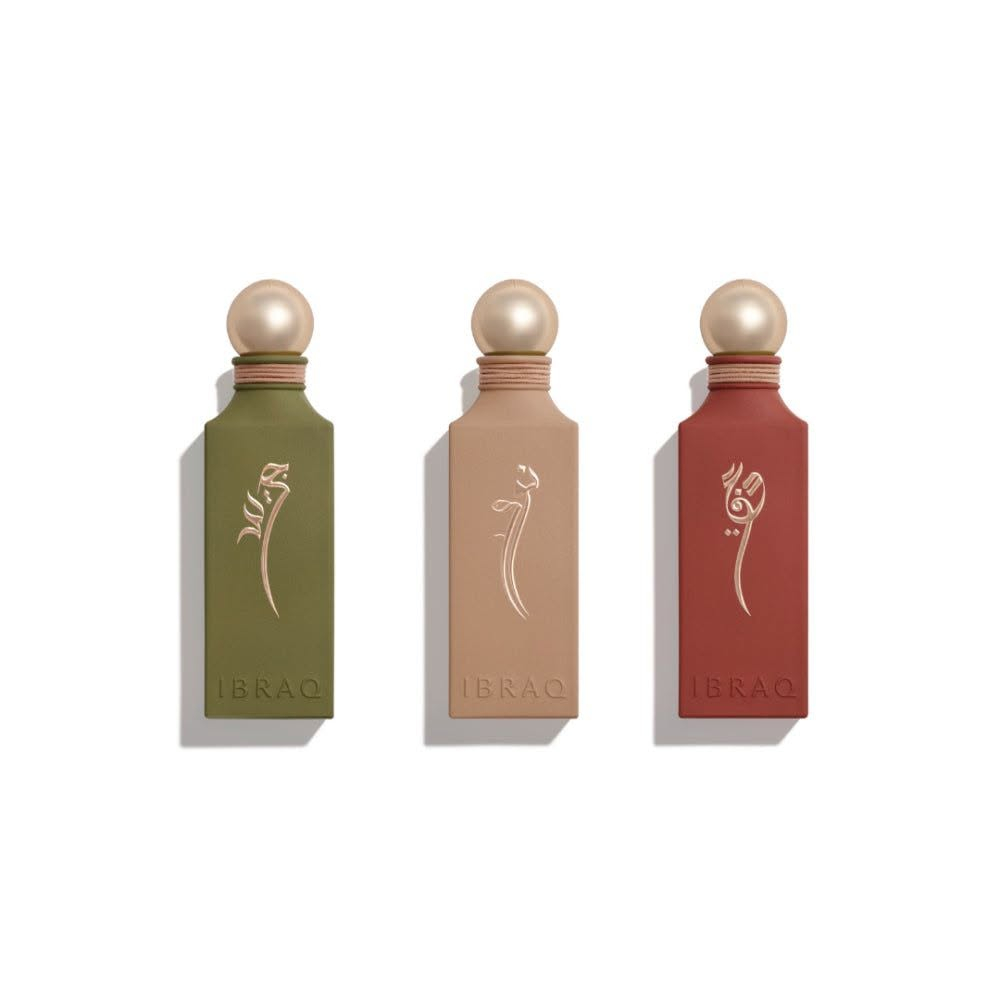 مجموعة إرث (Erth Collection) من علامة إبراق (Ibraq)، التابعة لشركة إبراهيم القرشي للعطور. 
تتكون المجموعة عادةً من ثلاثة عطور (100 مل) أو أدهان عطرية (20 مل) تحمل أسماء: نوى، جريد، وعذق.
تتميز التشكيلة بروائح شرقية فاخرة تجمع بين مكونات مثل المسك، العنبر، الورد، والعود.
يأتي المنتج في صندوق بتصميم تراثي أنيق باللونين الأبيض والذهبي، مناسب للهدايا.


**إذا كنت صاحب هذا الإعلان وتريد حذفه لأي سبب، رجاءا أرسل رسالة إلى الدعم الفني**