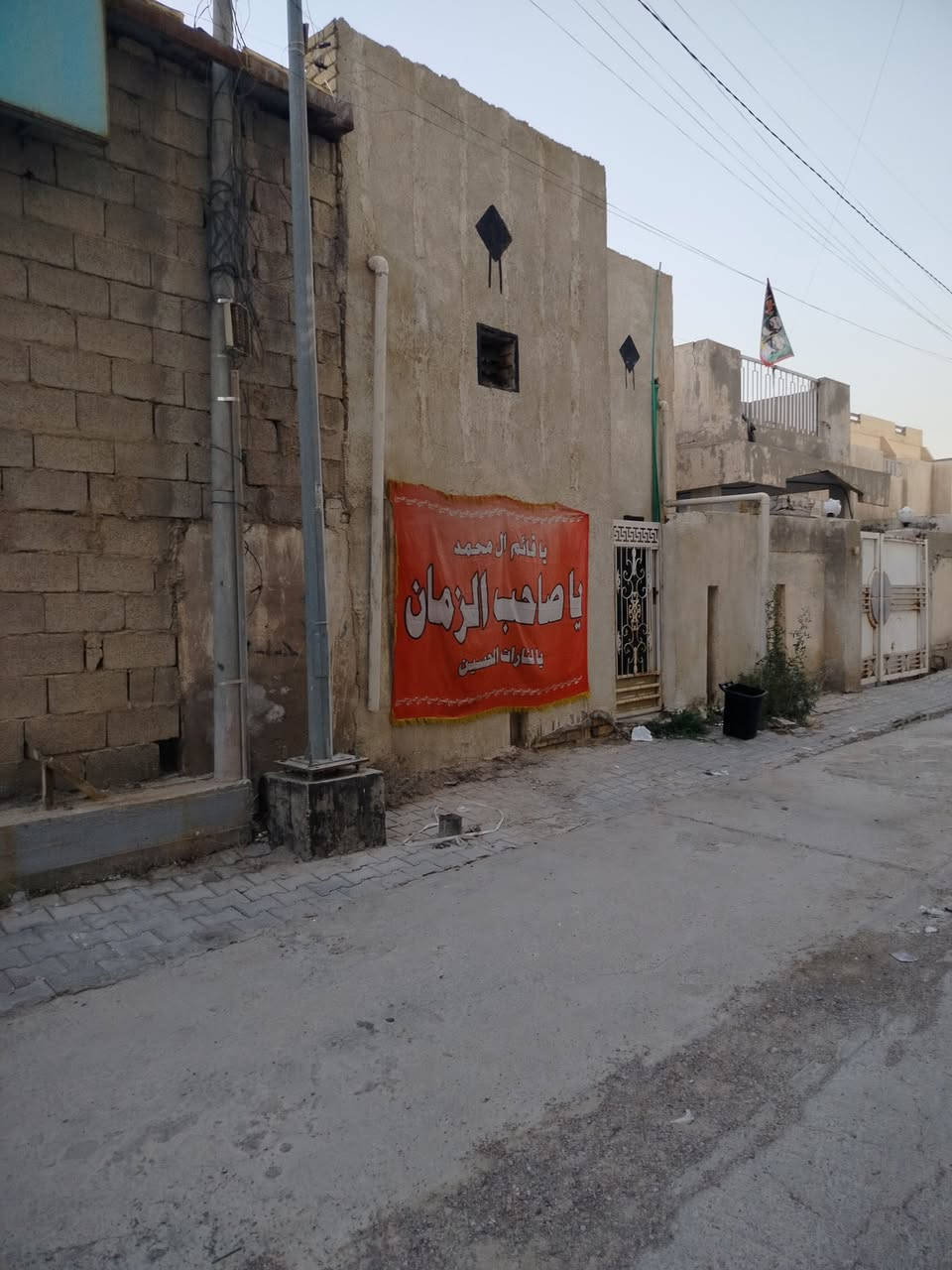 دار للبيع بناء تسعينات.  في الخاجية الأولى قرب مجمع ابو كرار تريده بيت تريده قطعه ارض. المساحة 140..واجهة 7..و نزال 20.. اي استفسار خاص او اتصال ***********
