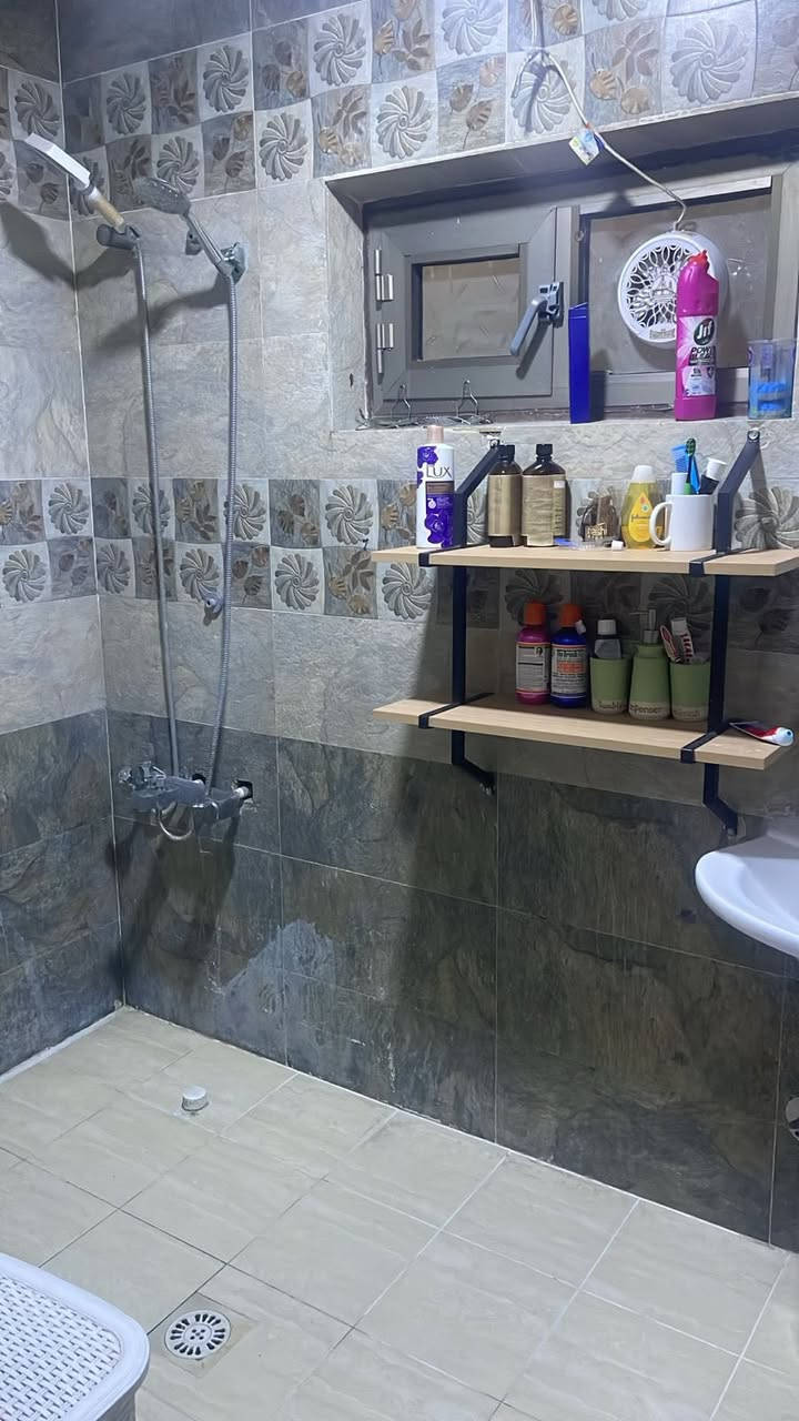 دار للايجار
دار للإيجار مساحته 150 م يحتوي على 3 غرف نوم و3 حمامات وبالكونات واستقبال وطعام وغرفة معيشة وكراج وحديقة ولوندري ومخزن بناء حديث في منطقة حي الحسين مجاور كلية الرشيد للاتصال *********** أو *********** واتساب
