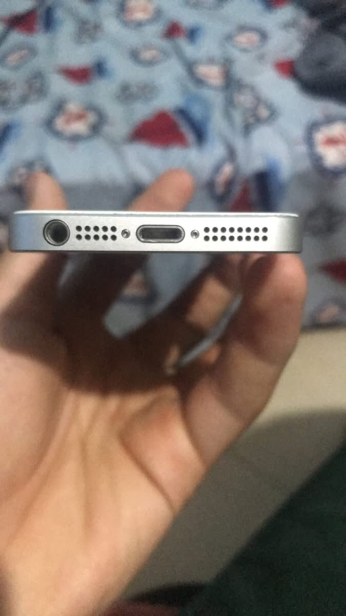 السلام عليكم 
ايفون se1 للبيع ذ 16 بطاريه 71 جهاز نضيف كل شي ينزل وشغال كل شي وما بي اي عطل السيمكارت شغال يعني الجهاز مو تخطي وجهاز حلو ونظيف وكل شي يشغل 
مكاني بغداد حي الخضراء قرب العامريه توصيل ما عندي للبيع او مراوس 
السعر 65 الف 
او مراوس


**إذا كنت صاحب هذا الإعلان وتريد حذفه لأي سبب، رجاءا أرسل رسالة إلى الدعم الفني**