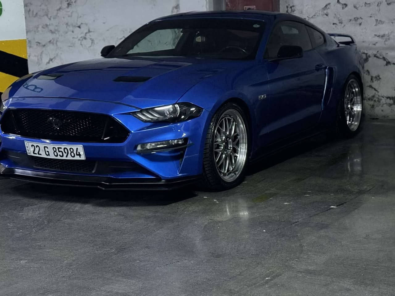 السلام عليكم 
للبيع موستنك  5.0 GT 
موديل ٢٠٢١ وارد امريكي 
    فول مواصفات 
 شاشه كبيره وشاشه ديجتل 
كشنات جلد كهرباء  تدفئه وتبريد وتدفئه بالدركه 
هيتر بالمري وبيها ويل جديد وتخم تاير نوع  TOYOوعليها دوسات ولحيه وسكوبات وسبويلر 
وباقي مواصفات ال GT معروفه 
ماشيه 30 الف ميل السياره جديده كلش وبدون اي نقص 
كير مكينه صدر تبريد اكسل كله كفاله 
السياره بيها ٣ قطع صبغ جاملاغات خلفيه وباب السائق 
بدون دواخل وبيها الجاملغ الامامي اليسره مبدل نفس اللون
صور الحادث والسونار موجوده ايرباك برده فقط 
السياره رقم اربيل هزه وسنويه جديده تريد تحويل او وكاله 
مكاني بغداد المنصور 
  السعر 223 وبيها مجال 
الرقم ***********
