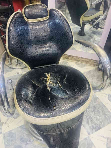 للبيع 
كرسي 100 
فاترينة 30 
المراية 30 
العربانة 25 ..
ستفسار .. *********** واتساب او فيس متواجد
