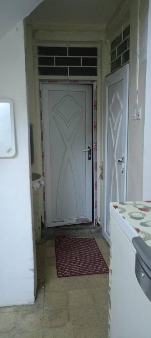 السلام عليكم 
بيت للبيع 223م حي العامل الاولى (منطقة البريد) طابق ونصف 
كاشي 3 غرف و هول واستقبال طابق الاول وغرفتين وهول طابق ثاني قرب روضة النبوغ 
السعر/180 وقابل للتفاوض 
لتفاصيل اكثر مراسلة الصفحة او الاتصال بالرقم***********
