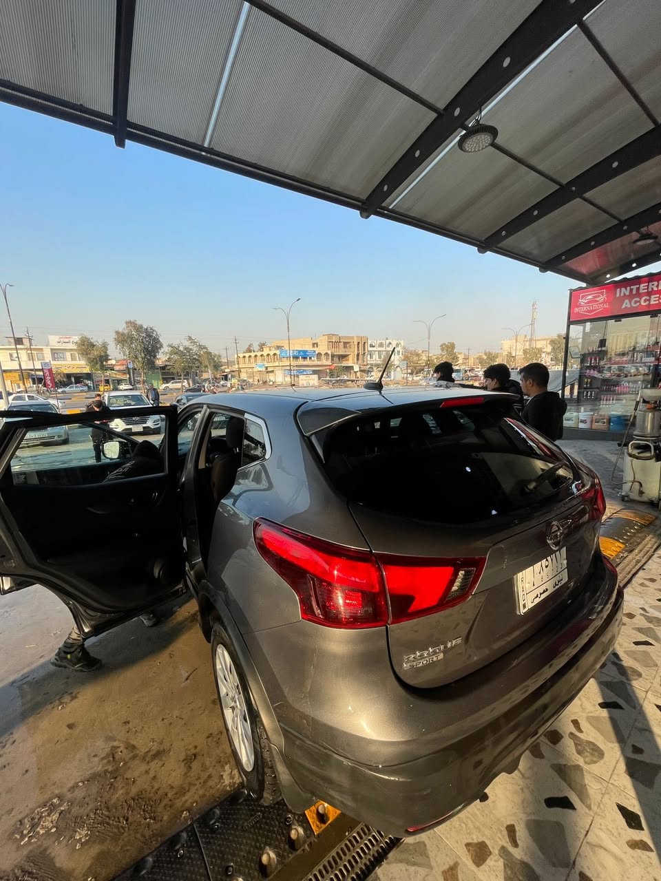 � للبيع – Nissan Rogue Sport
• الموديل: 2019
 • الممشى: 135 ألف كم
      .كوبون بانزين
 • الضرر سابقاً: جاملغ وبنيد  مع لغد الأيمن
 • السونار: كدامك
 • حالة السيارة: جاهزة من كلشي وما تحتاج أي مصرف

📄 رقم نينوى – شرط التحويل والغرامة

📞 للاستفسار:
***********
