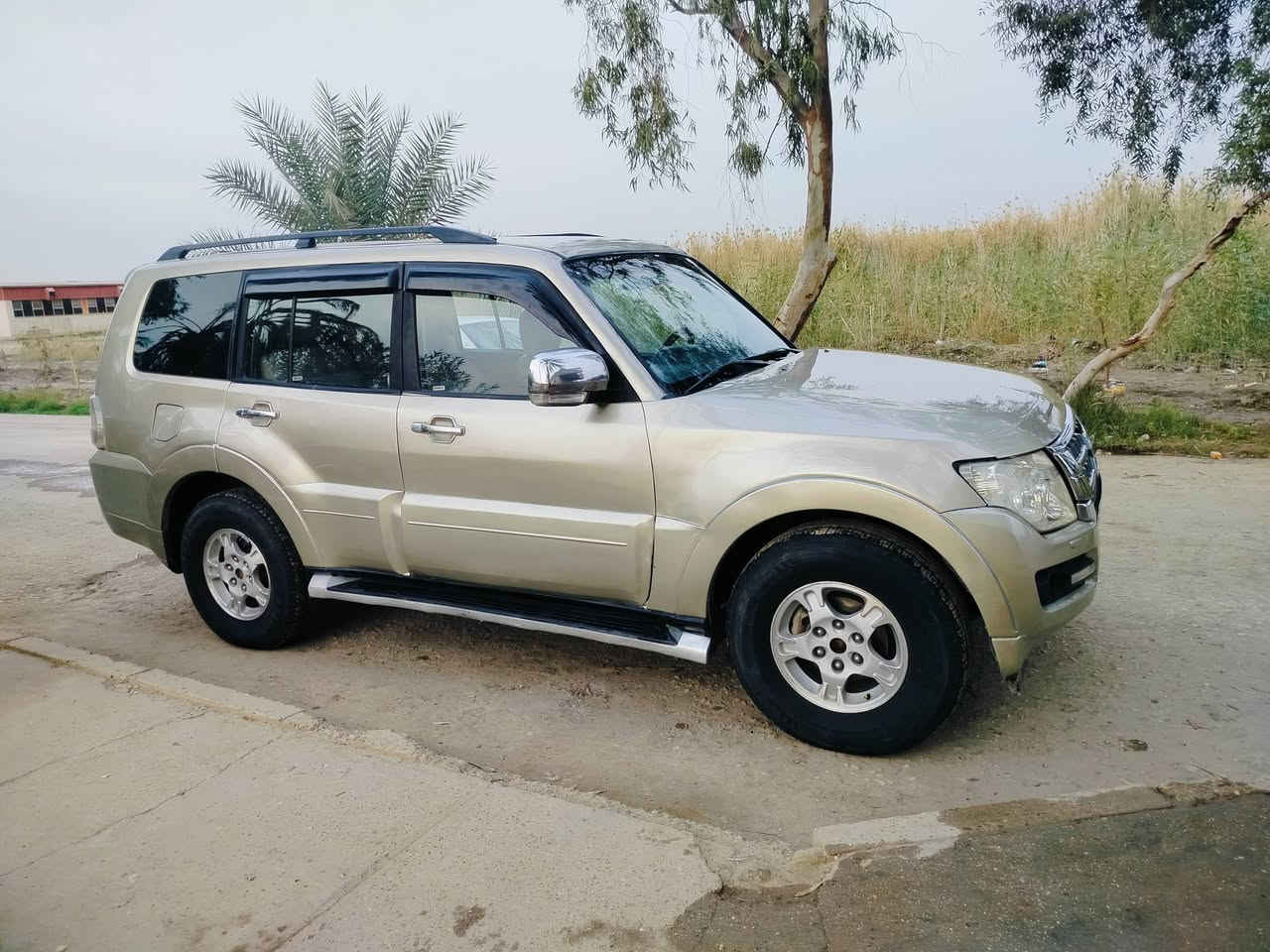 السلام عليكم من رخصه الأدمن باجيرو موديل 2008 رقم نكليزي سنويه ل 30  مكينه بلاد السيارة واكعه عليه سقفيه مصبوغه عام تخم تاير كهربائيات شغاله دواخل نضيفه 
مكان السيارة بابل الحمزه الغربي 
السعر 79 وبيه مجال 
موبايل ***********
***********
