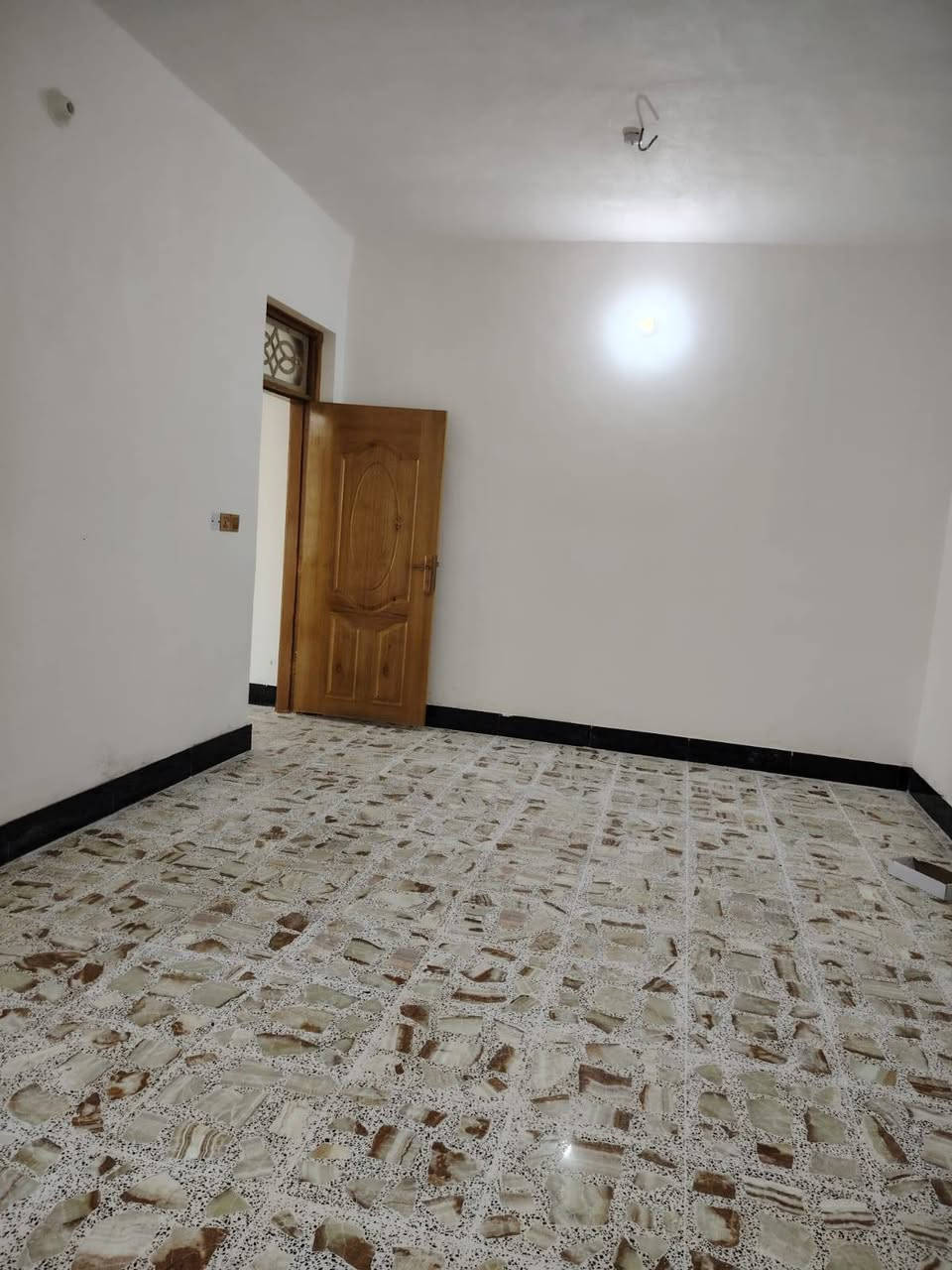 بيت بالمكرمة خلف مطعم سيد سعد ١٣٣ متر طابقين جديد بناء فول ٤نوم وصالتين وحمامات ٣ و مطبخ و استقبال وباب دفترية على الصاله والدرج دور والاساس والسقف صب جسور وحسب الصور للاستفسار الاتصال على الرقم *********** او مراجعة مكتب النجف للعقار مجاور مطعم الخاقاني
