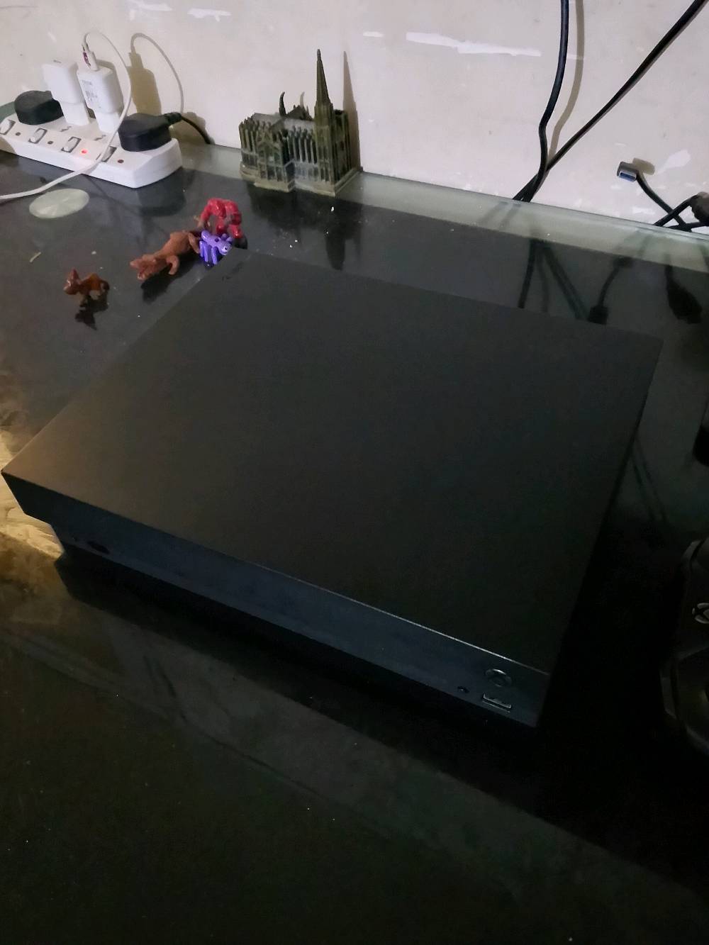 xbox one x للبيع نظيف 
مفتوح فقط للتنظيف وتكدر تتاكد وين متحب 
الجهاز يجي ويا جويستك وكيبل HD واير تشغيل 
توصيل مجاني بأي مكان بغداد 
السعر ٢٠٠ الف 
الرقم للتواصل واتساب أو اتصال 
***********