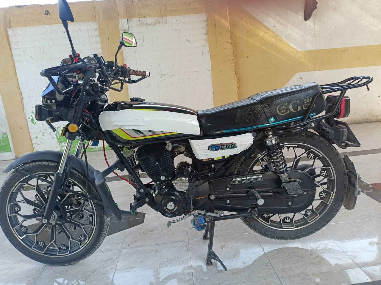 يالله موطور للبيع ايراني  موديل 2025بي اوراق،منفيس،فقط محرك 200  بعده  زيرو ماشي 3000السعر 875وبي مجال بسيط    العنوان الرمادي رقم الهاتف***********
