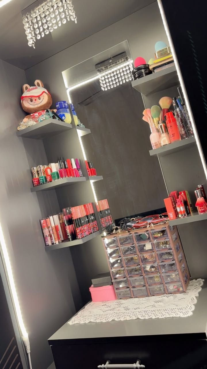 غرفه نوم
جربايه نفرين
كومدي عدد ٢ 
كنتور 
ميز تواليت بداخل كنتور
وملحق كنتور يرهم حرف L مقوس ويرهم عدل
ومن عندي مرايه عاموديه 
فقط هذني رايديها ٥٠٠ ضررها لوحيد يدات كنتور مكسور كم وحده 
باقي نضيف


**إذا كنت صاحب هذا الإعلان وتريد حذفه لأي سبب، رجاءا أرسل رسالة إلى الدعم الفني**