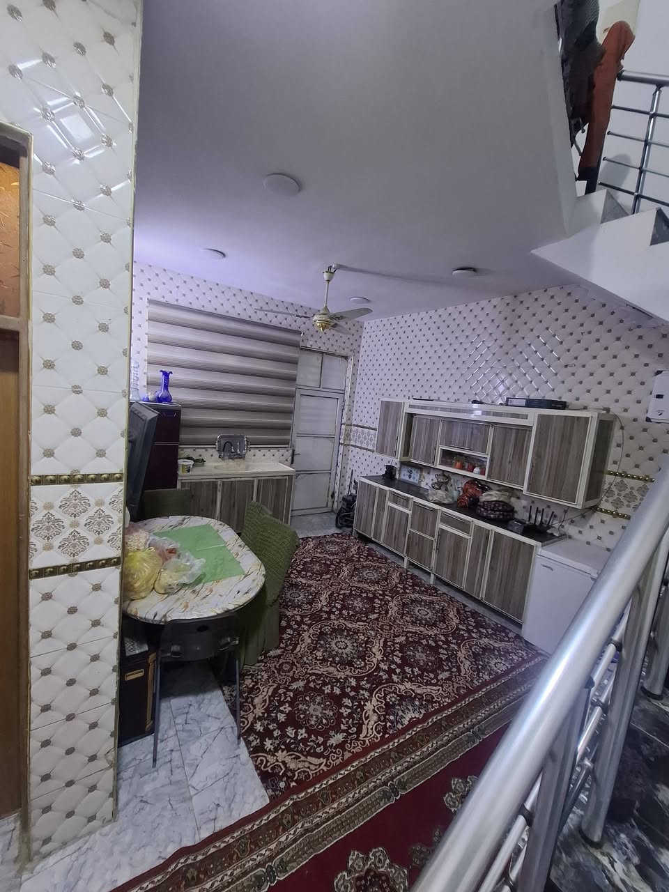 السلام عليكم /بيت للبيع  زراعي قرار محكمه 100 متر مربع الواجه 10 / ولنزال 10
طابقين ستقبال +مطبخ + غرفه جوه + حمام داخلي +ومنور +حمام خارجي+ غرفتين كبار الطابق الثاني + غرفه زغيره 
 بيت كامل العنوان الزعفرانيه مقابل سيد هاشم الاستفسار ***********
