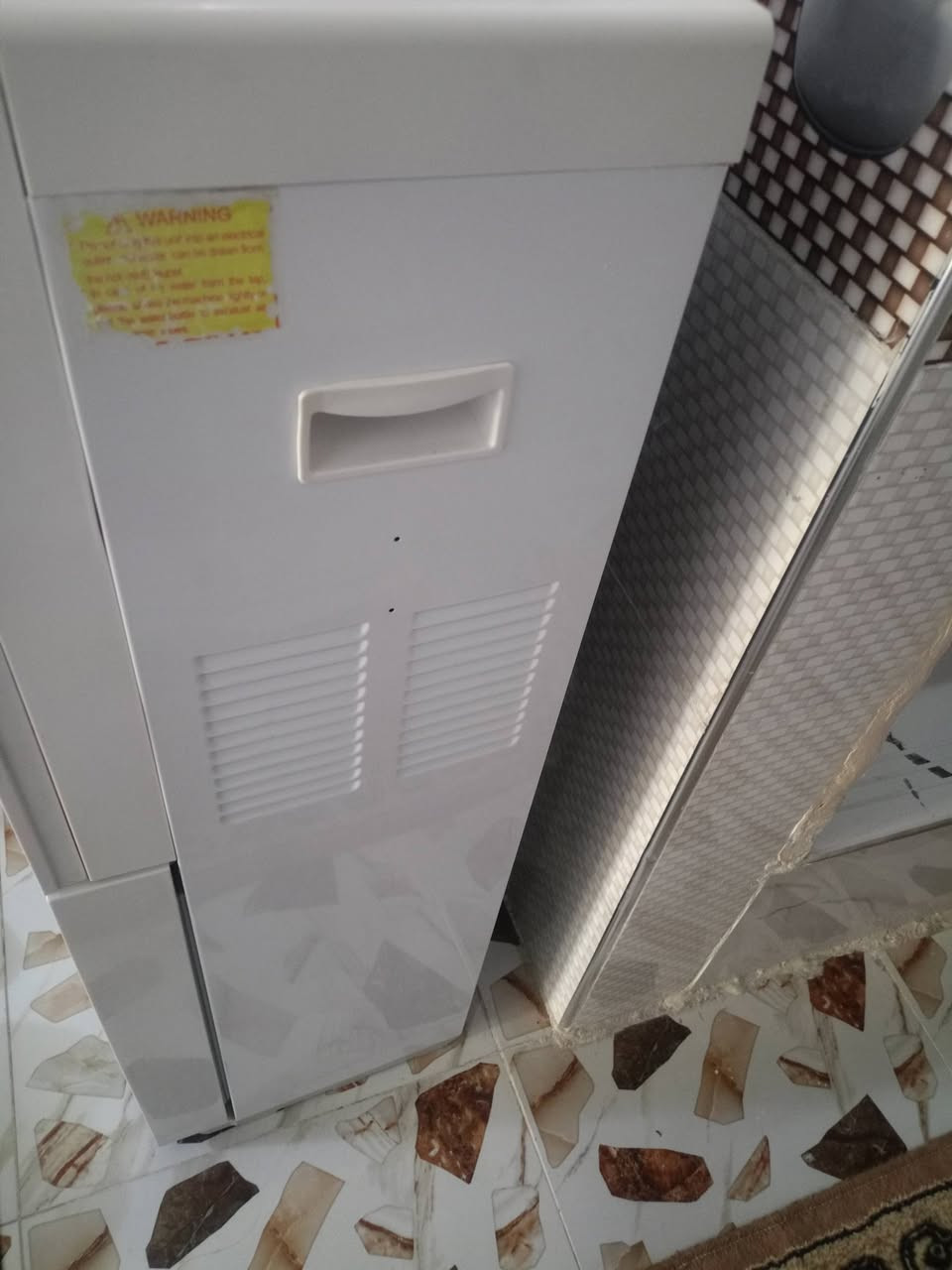 براد اخو الجديد حجم كبير نظافة100٪ كله بلادي شركة شغال حار.. بارد.. دافي..ثلاجة كله شغال كل نقص مابي اغراض الشركة بي براد تكمة كاتم الصوت السعر 75 وبي مجال بسيط الشراي يخابر ***********
