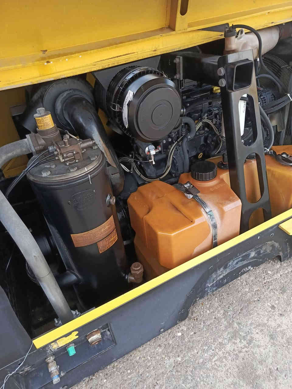 كبريسر كيسر حجم كبير 122المكان البصره ساعات العمل 400ساعه التصال ***********
