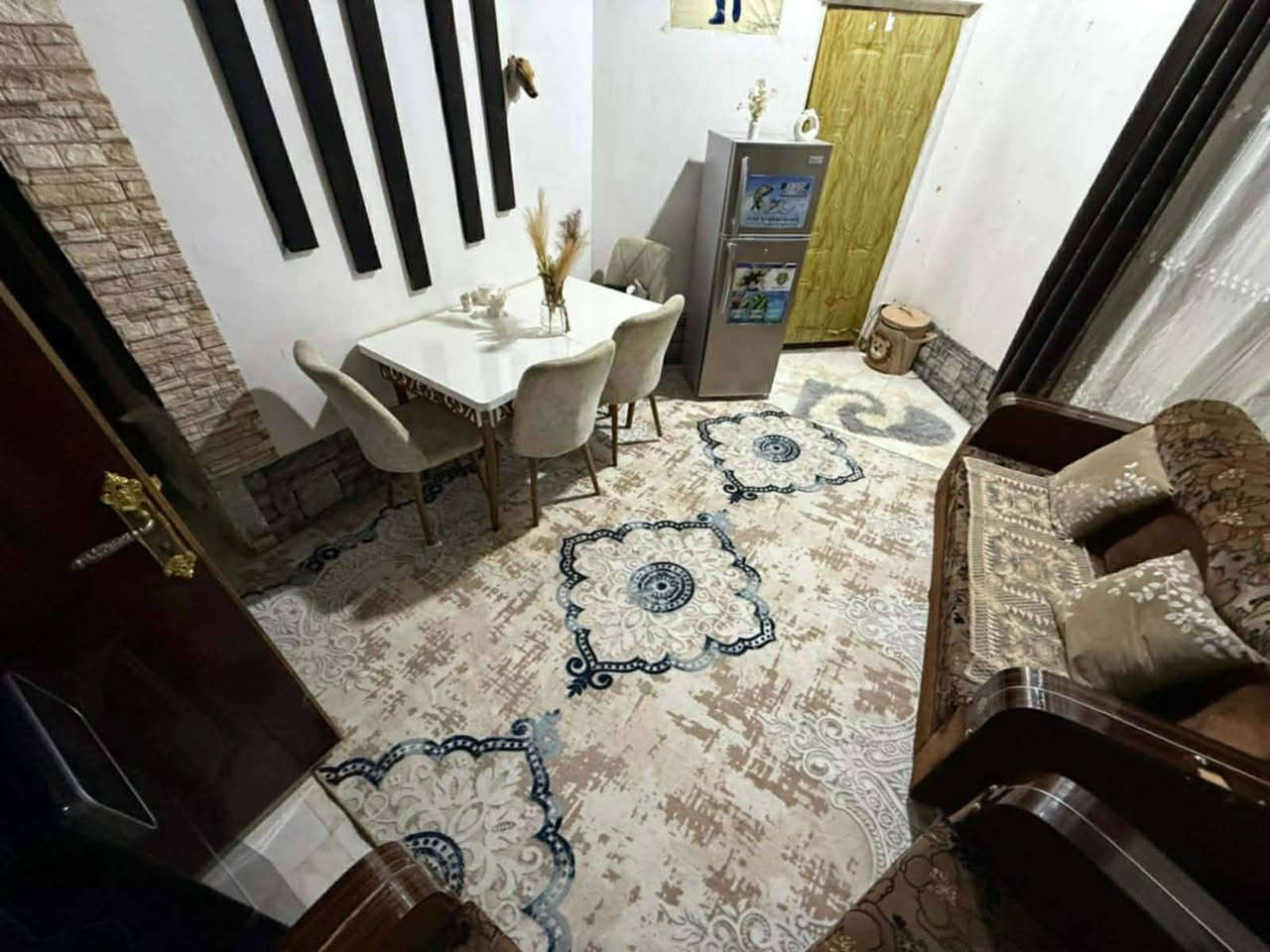 السلام عليكم يوجد بيت للبيع زراعي المكان الورداوي قريب ع شط المساحه 220 متر بناء طابقين درجة اولى طابوك كونكريت الطابق الأول يتكون من غرفتين وصالتين ومطبخ وصحيات داخليه وخارجيه وديوانيه وكراج سياره طابق الثاني يتكون من 4 غرف وصاله جبيره وصحيات وسطح السعر 155 وبيه مجال الاستفسار *********** امجد للعقار
