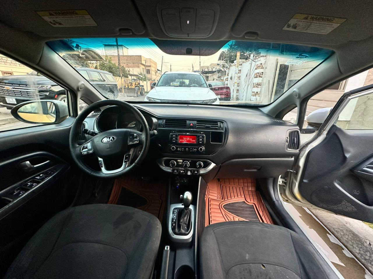 السلام عليكم كيا ريو تكسي
محرك جديد كير صدر تبريد 
السياره وارد امريكي بيهه ضربه بل صندوك واصله للحوض ومصلحه بدون كص السعر ٥٥ بيهه مجال سياره مال شغل 
مكاني بغداد ***********
