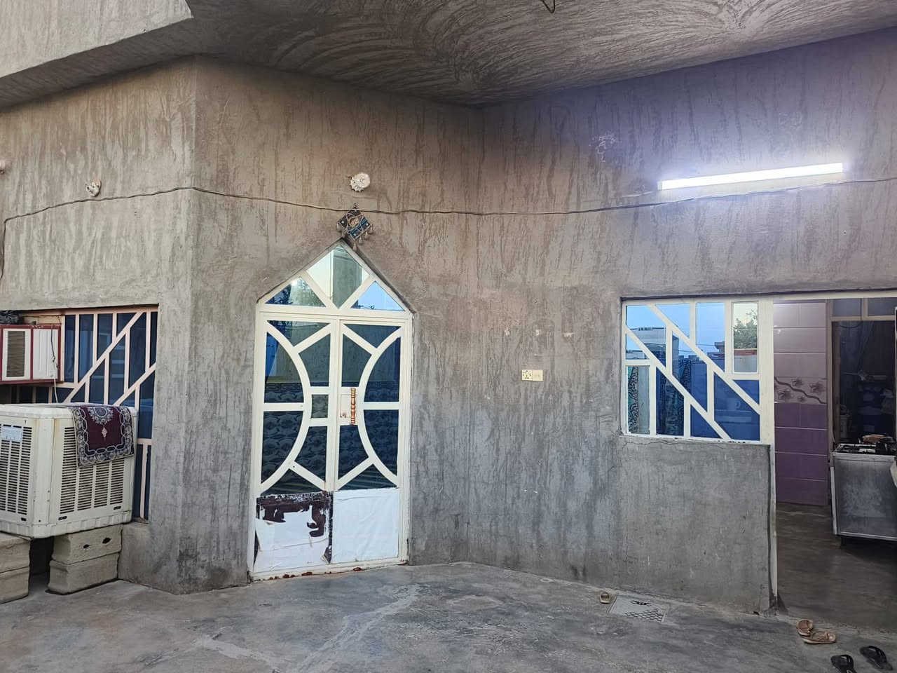 ياالله 
ع بركة الله مشتمل 150 متر للبيع 
سند زراعي 25
بالامير قرب مولد حسن حتروش 
3 غرف نوم 
غرفتين في الطابق الارض 
غرفة + سويت في الطابق الثاني 
صاله استقبال مطبخ صحيات 
***********
