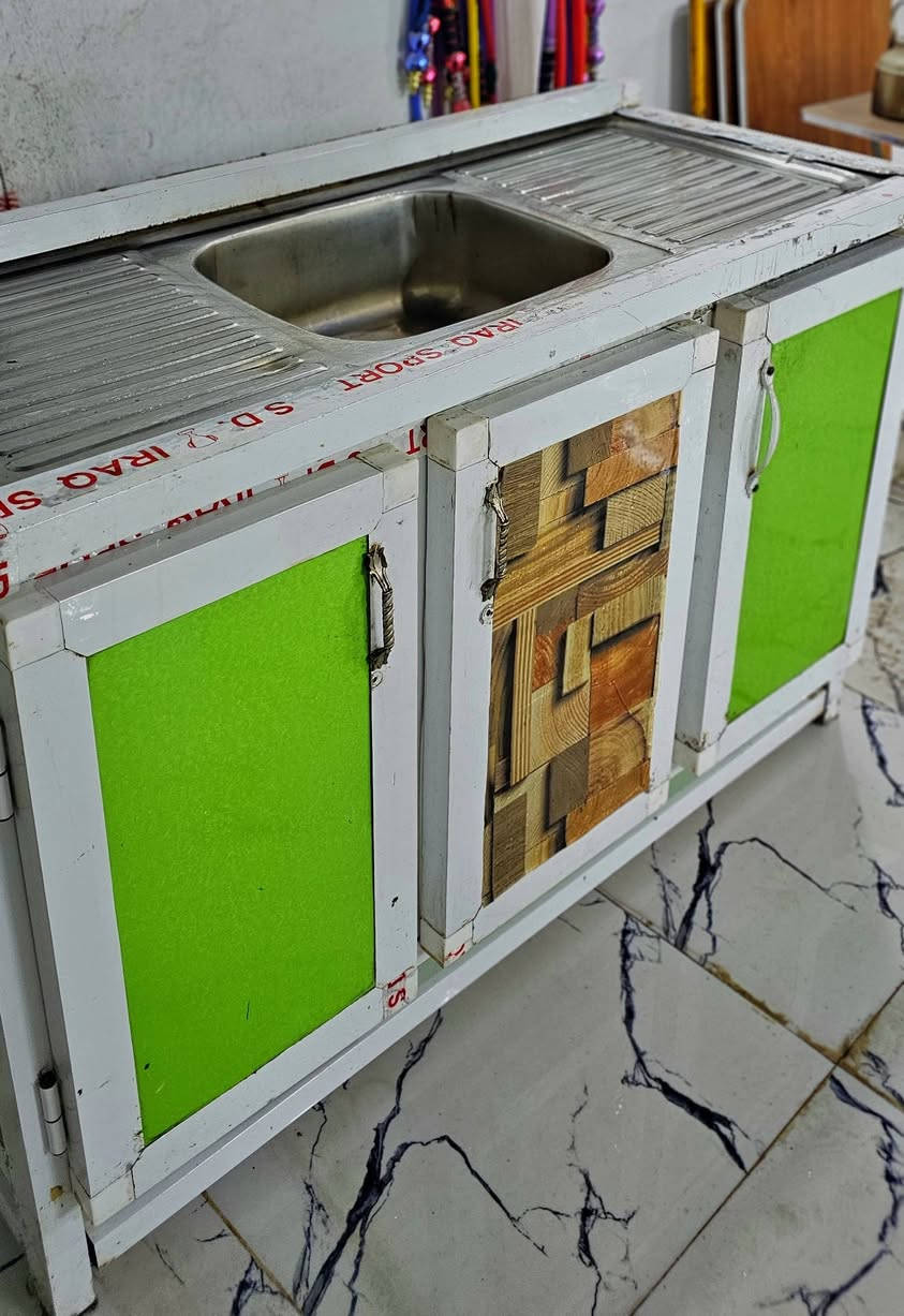 ميز كافتريا جديد 180 وبي مجال قليل
سنكي نظيف 50 وبي مجال قليل 
دومنه عدد 3 جدد 15 الف نهايتهن
.
واتساب ***********
