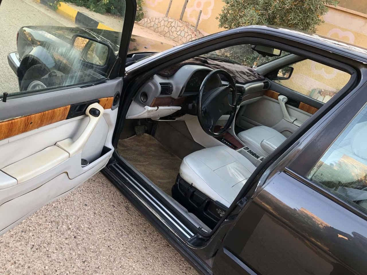 السلام عليكم
للبيع
 BMWرقم دهوك موديل92 سياره جاهزه كير حداديه كهربائيات بردات ابواب بلادي محور محرك ياباني تبريد ثلج تخم تاير منظومه بانزين جديده سياره بيها نشاط وشلعه موطبيعيه السياره متعوب عليها هواي السعر 47 وبيها مجال المكان هيت
***********
