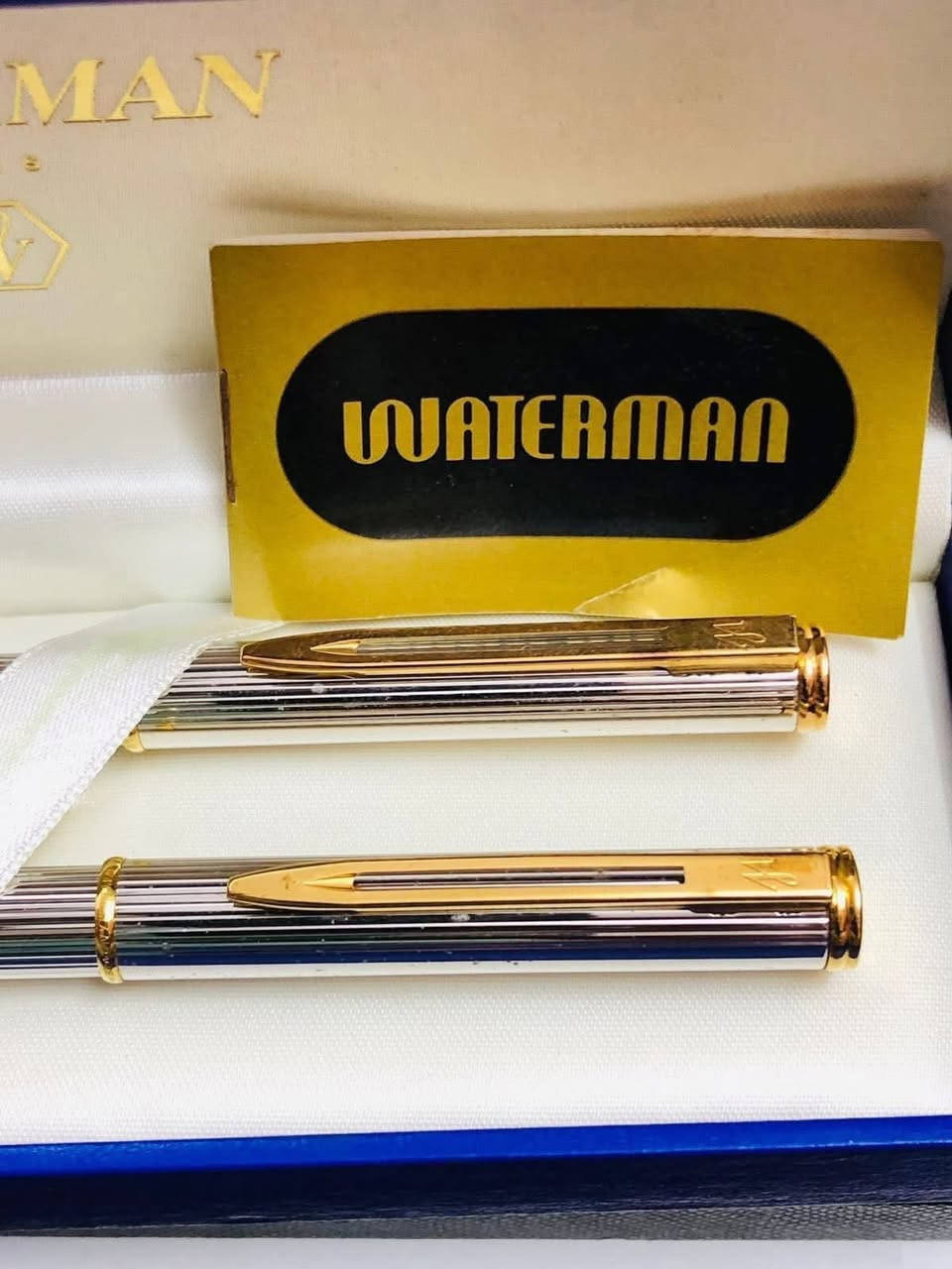 سيت اقلام وترمان ( Waterman) فضه 
فرنسي اصلي انتاج الثمانينات 
ريشه ذهب خالص عيار ١٨ - 750
فضه  مميز وطلاء  ذهب   
لوك غير مستعمل ( حبر  - جاف ) 
مع العلبه الأصلية والكتلوك 
للاتصال ***********
