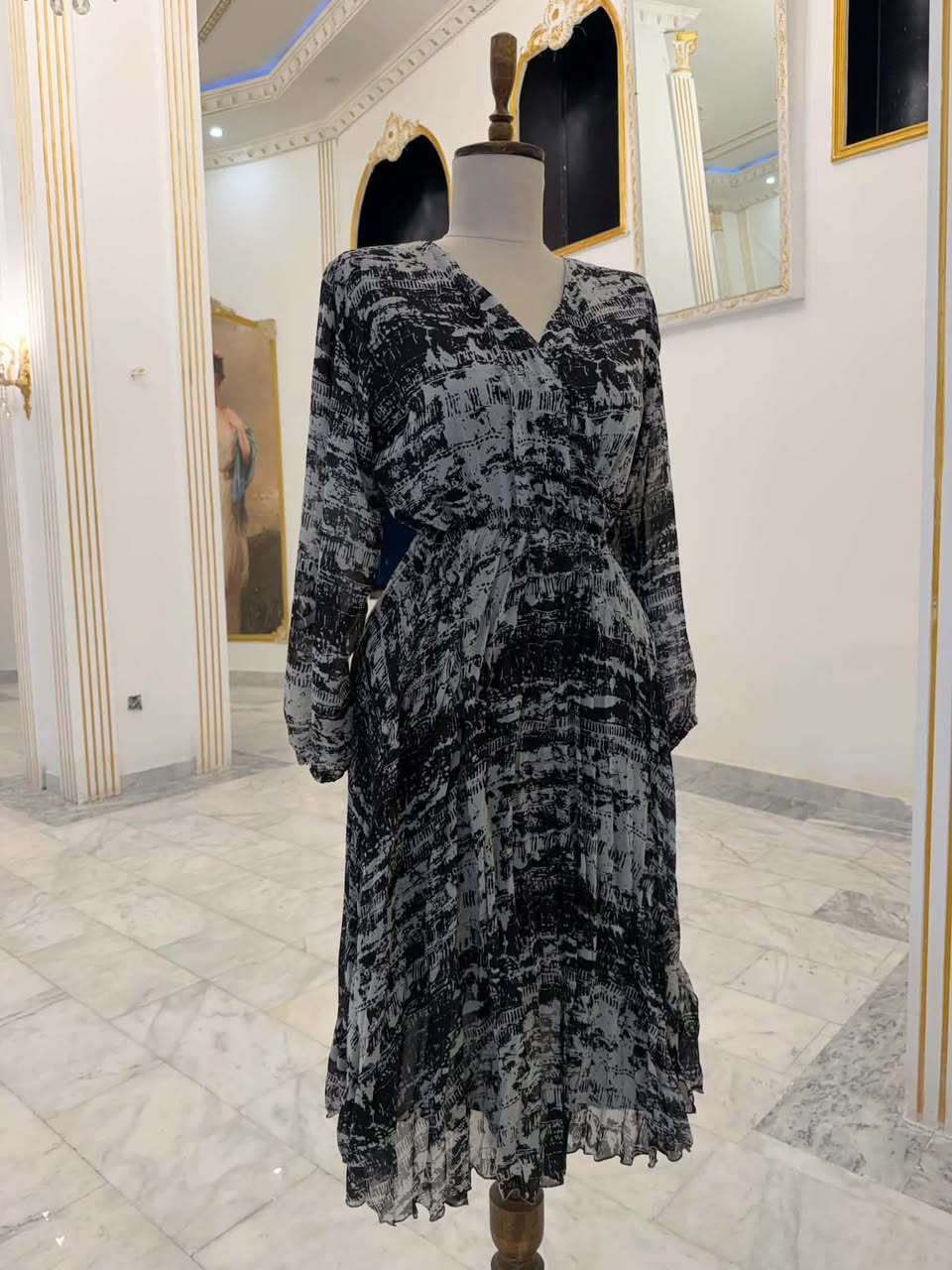 الخامة: شيفون عالي الجودة مع بطانة داخلية ناعمة.
التصميم: أكمام طويلة، خصر مرن، وقصة كلوش منسدلة.
):يلبس قياس 38 و 40 .): يلبس قياس 42 و 44.): يلبس قياس 46  يلبس قياس 50 و 52 .
السعر35
يوجد توصيل كل محافظات3


**إذا كنت صاحب هذا الإعلان وتريد حذفه لأي سبب، رجاءا أرسل رسالة إلى الدعم الفني**