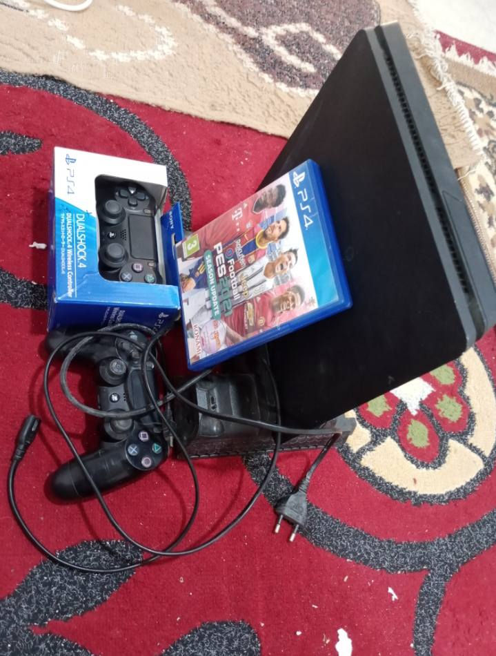 بلي فور سلم كلش نضيف نضافه 100 بالميه مامفتوح أبد مكفول ذاكره 500 گيگه  ويجي مع بلي :-  1- كيبل شاحن وكيبل HD وكيبل توصيل كهرباء
2- جوستكين اصليات كلش نضيفات
3- قاعده تبريد
4- قرص بيس 21 عربيه نضيفه
سعره بلي 230 الف وبي مجال لتواصل ***********
