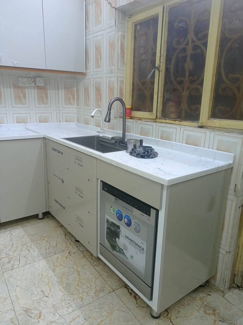 السلام عليكم كاونتر للبيع كلش جديد   الداخل المنيوم .. الخارج HDF
الفلتر وياه 
سنك بيانو وياه .. الطول جهة السنك 2.5 و جهة الطباخ 3.5 و جهة الثلاجة 2.30 صار سنة من فصلته السعر ٨٥٠.  البصره حي الجامعه


**إذا كنت صاحب هذا الإعلان وتريد حذفه لأي سبب، رجاءا أرسل رسالة إلى الدعم الفني**